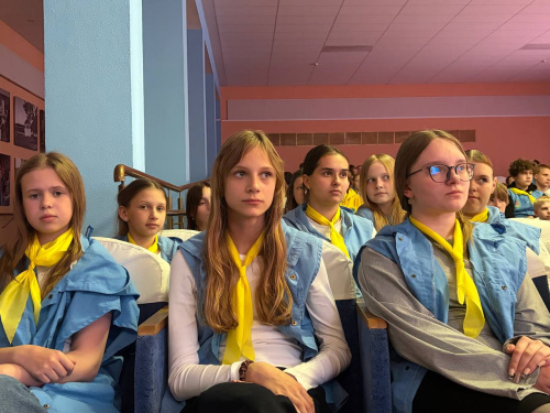 «Равнение на героев»