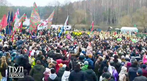 Третий чемпионат по колке дров среди журналистов 