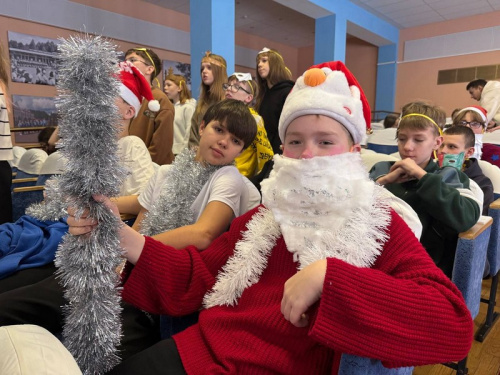 Парад Дедов Морозов и Снегурочек прошёл в НДЦ «Зубрёнок» Парад Дедов Морозов и Снегурочек прошёл в НДЦ «Зубрёнок»