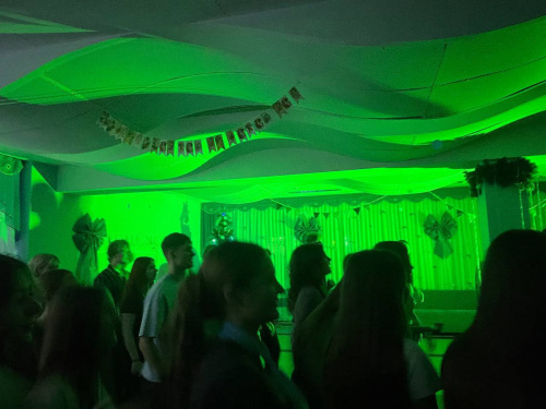 То, что ждет каждый ребенок-зубренок – дискотека!