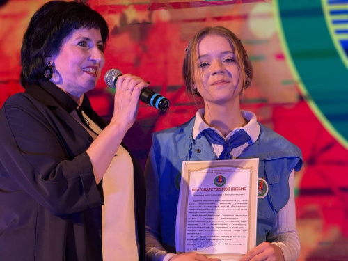 И как осенью птицы, разлетаться ребята далеко-далеко… И как осенью птицы, разлетаться ребята далеко-далеко…