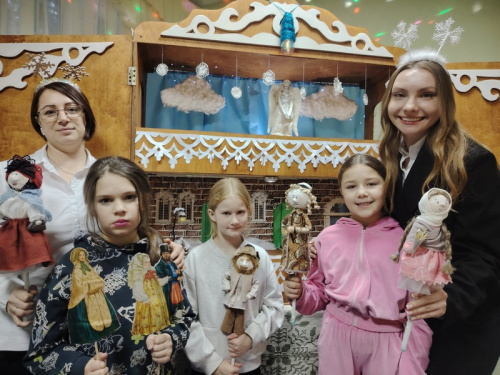 «Чудесной волшебной кистью узоры рисует на окнах мороз…»