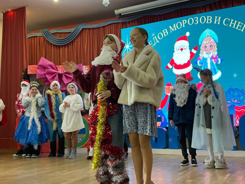 Парад Дедов Морозов и Снегурочек прошёл в НДЦ «Зубрёнок»