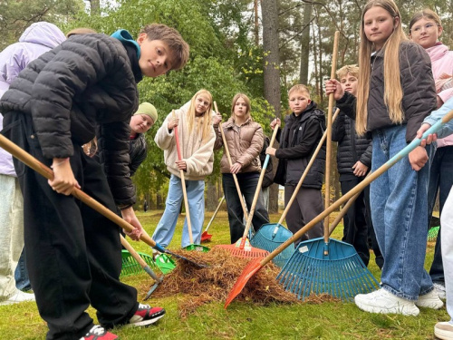 За чистый «Зубренок»! Воспитатели и их воспитанники присоединяются к трудовым акциям