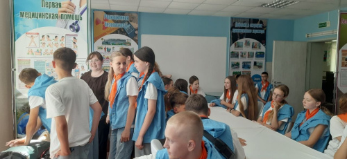 Не прерывает свою работу «Академия туриста»: сегодня юные туристы учатся оказывать первую помощь в походных условиях