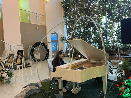 «Женщина — хранительница света»