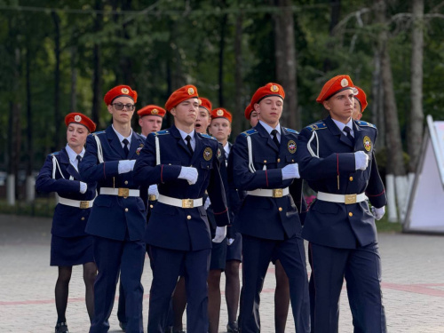 Чеканя шаг, идут кадеты